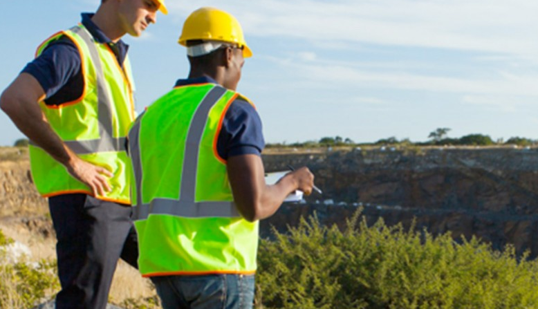 Pessoas realizando o monitoramento de mineração em macro escala