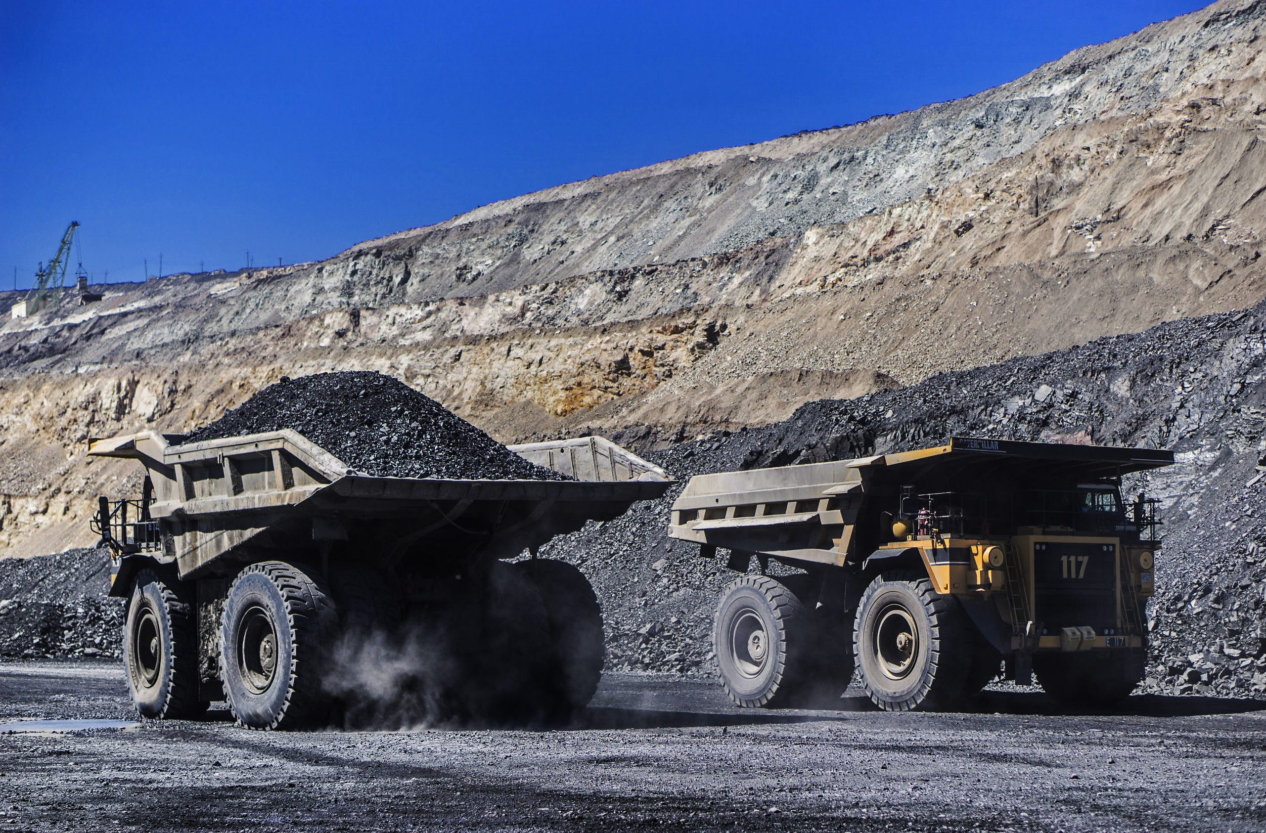 Veículos minerários em uma mina do tipo open pit